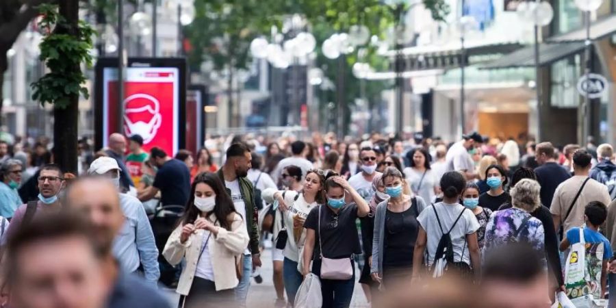 Passanten auf der Schildergasse, einer der Haupteinkaufsstrassen Kölns. Foto: Marius Becker/dpa