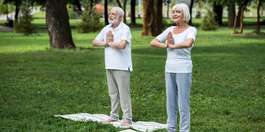 Yoga älteres Paar