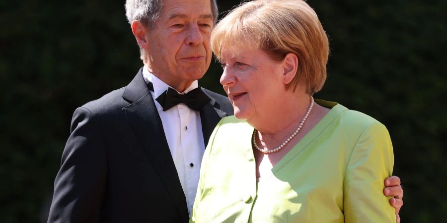 Angela Merkel (im Bild mit Ehemann Joachim Sauer) bekommt monatlich Altersbezüge von 15.000 Euro.