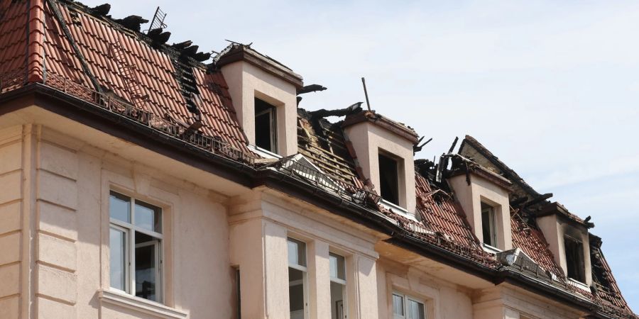 Verkohlte Fensterrahmen an einem Mehrfamilienhaus in Apolda. Bei dem Brand starben vier Menschen.
