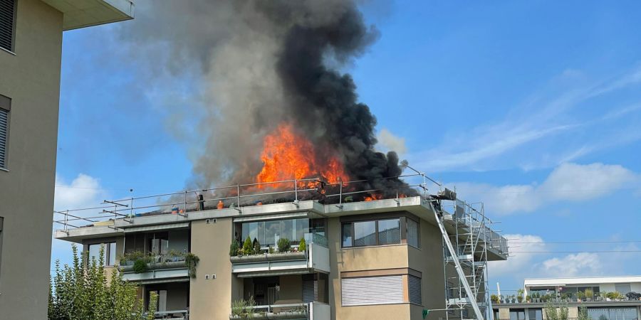 Rothenburg: Dachstockbrand bei einem Mehrfamilienhaus