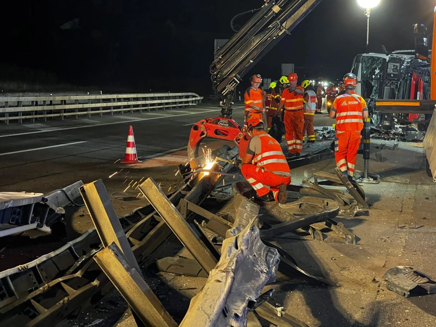 Die Einsatzkräfte bei der Arbeit an der Unfallstelle.