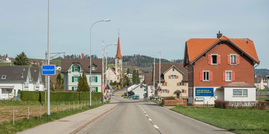 Die Ortseinfahrt Ausserfeld und die Strasse nach Bütschwil.