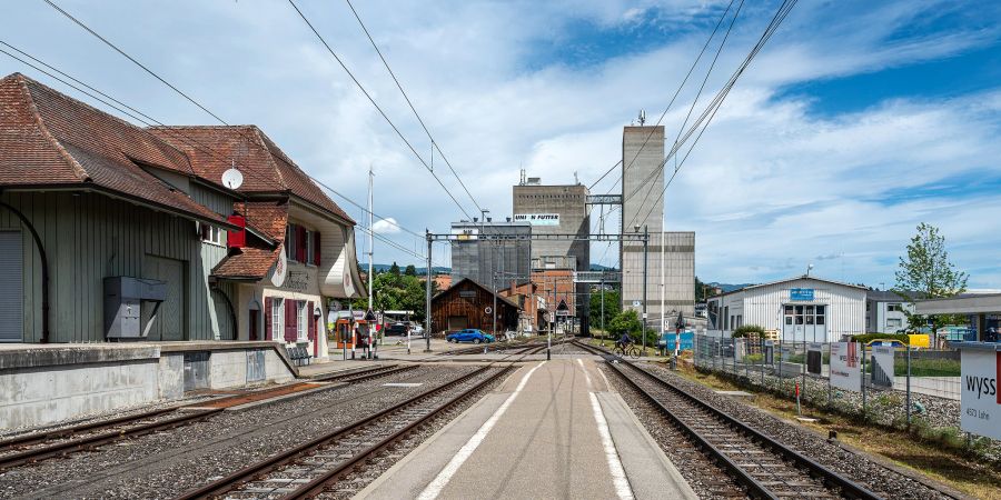 Der RBS Bahnhof Lohn Lüterkofen in Lohn Ammansegg. Hinten die Lagerhaus Lohn und alte Silotürme. Links die Gewerbezone.