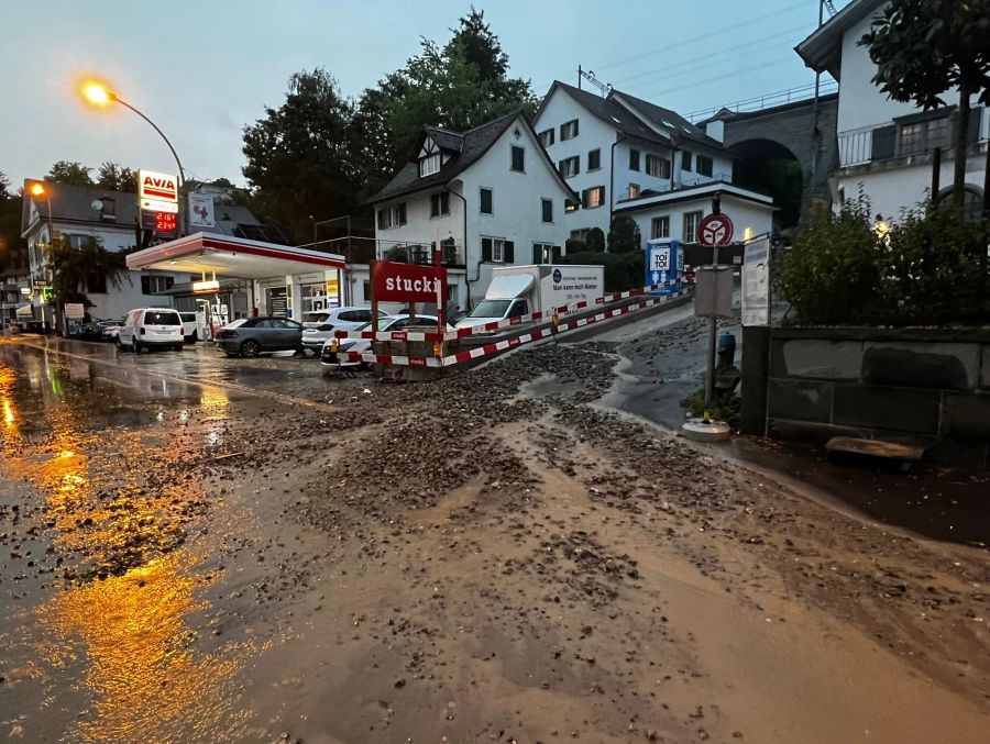 Schlammschlacht in Herrliberg: Eine Strasse ist komplett geflutet.