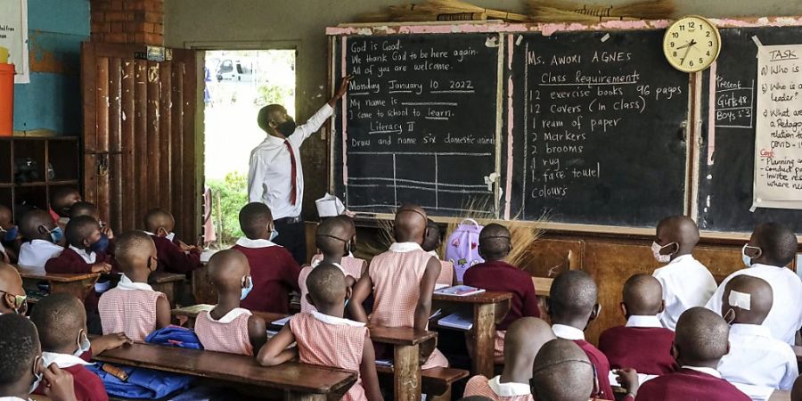 ARCHIV - Schüler nehmen in Uganda am Unterricht in der Kitante Grundschule teil. Vielen Kindern in Afrika fehlt der Zugang zu Bildung. Foto: Hajarah Nalwadda/AP/dpa