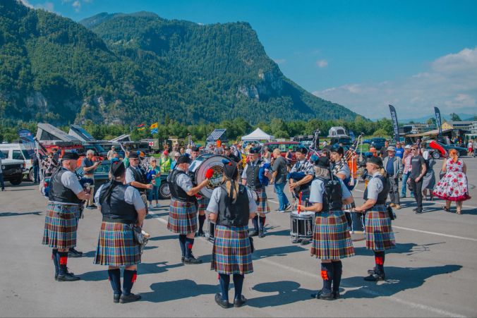 Die Glaronia Pipes and Drums spielt auf dem Flugplatz Mollis am diesjährigen British Car Meeting