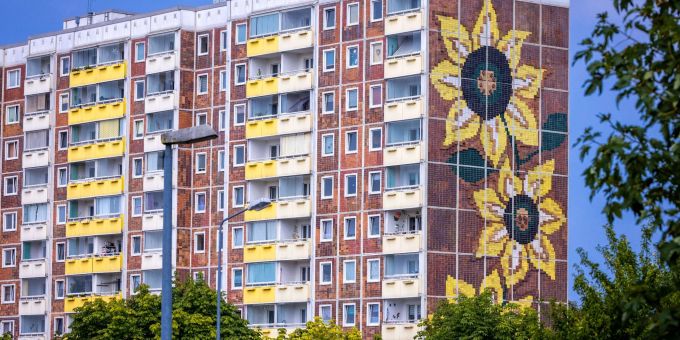 Das Sonnenblumenhaus im Rostocker Stadtteil Lichtenhagen. Das Sonnenblumenhaus im Rostocker Stadtteil Lichtenhagen.