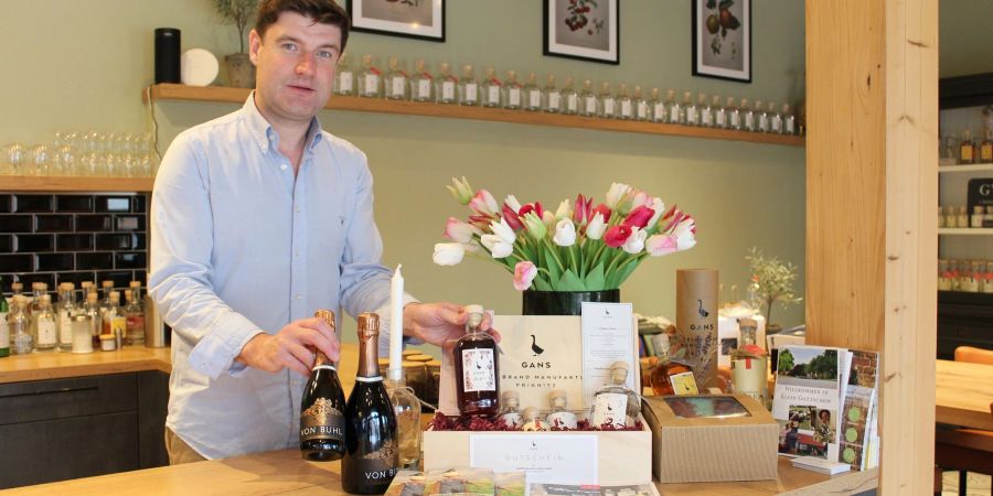 Robert Wacker vertreibt seinen Gin unter anderem in Geschenkboxen. Auch Winzersekt oder Wein aus der Pfalz vertreibt er über seine Manufaktur.