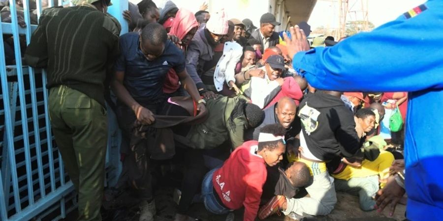 Gedränge vor dem Stadion in Nairobi