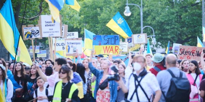 Tausende Protestieren Gegen Russlands Ukraine-Krieg