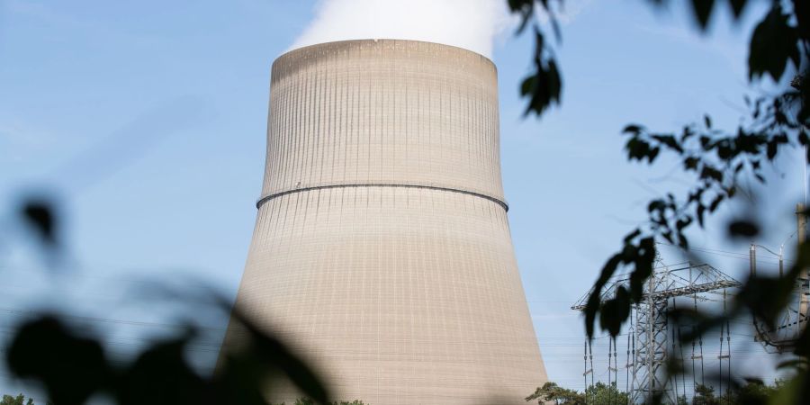 Das Kernkraftwerk Emsland (KKE) mit seinem Kühlturm in Niedersachsen.