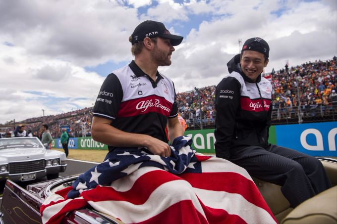Zhou Guanyu (re.) könnte von Alfa-Sauber zu Alpine zurückkehren. Formel 1 Zhou Guanyu