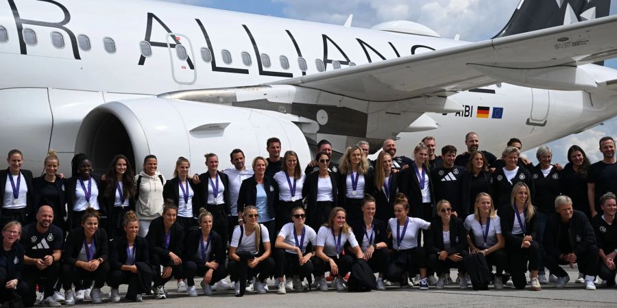 Die DFB-Frauen nach der Ankunft in Frankfurt.