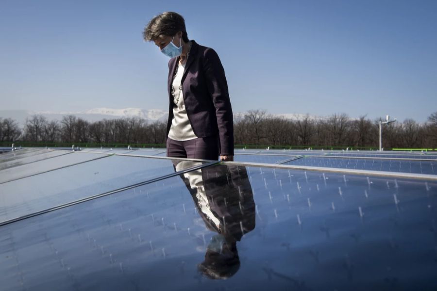 Die Bundesrätin der SP, Simonetta Sommaruga, schaut bei der Einweihung des Kraftwerks in Lignon GE die Solaranlage an.