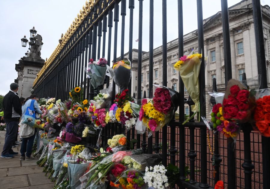 Blumen vor dem Buckingham-Palast in London.