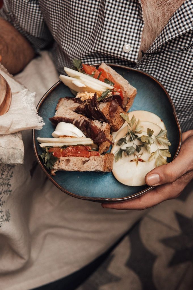 Birne, Käse und Brot sind stets Garanten für ein rustikal-feines Geschmackserlebnis. Mann Teller Käse Brot Birne Tomate
