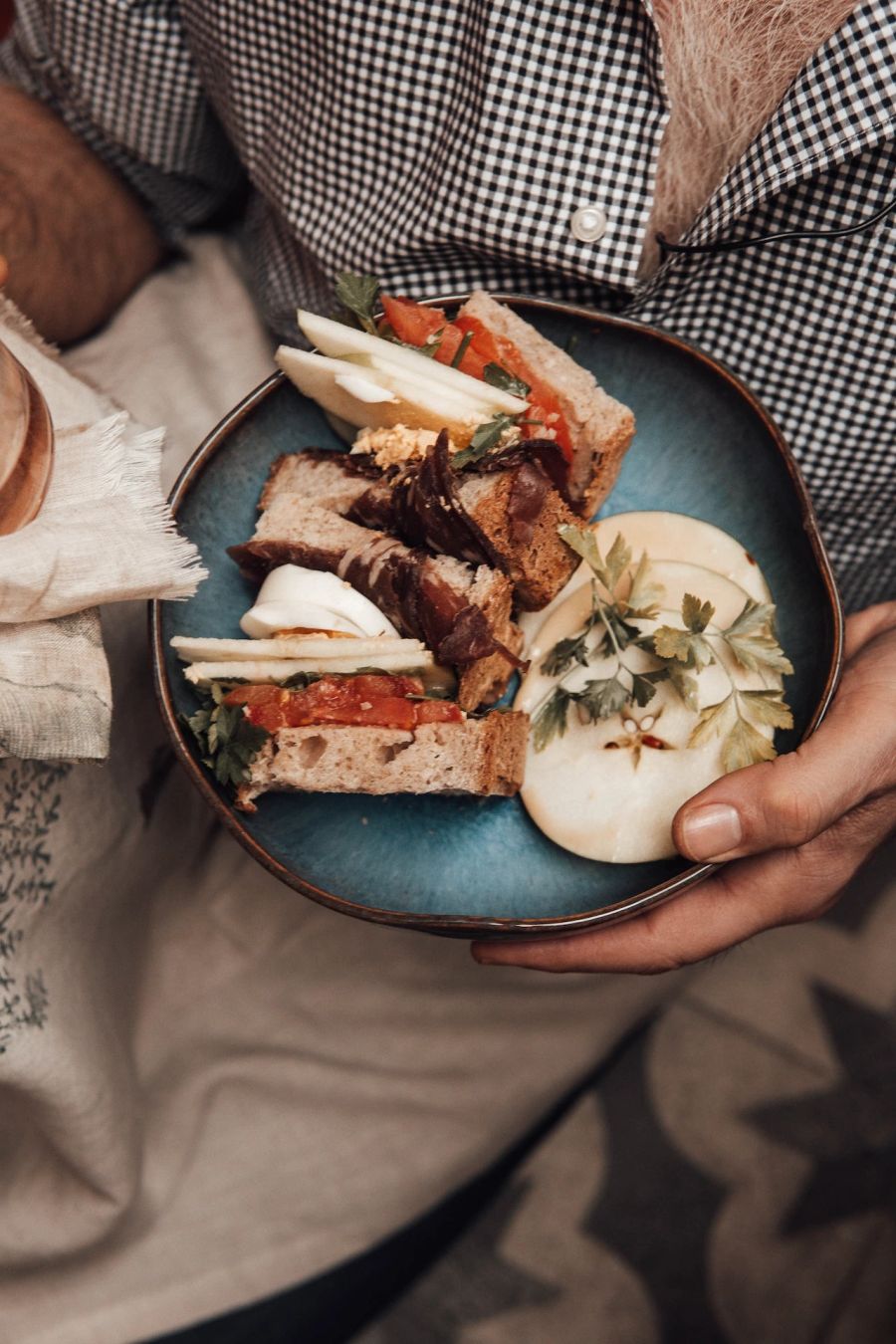 Mann Teller Käse Brot Birne Tomate