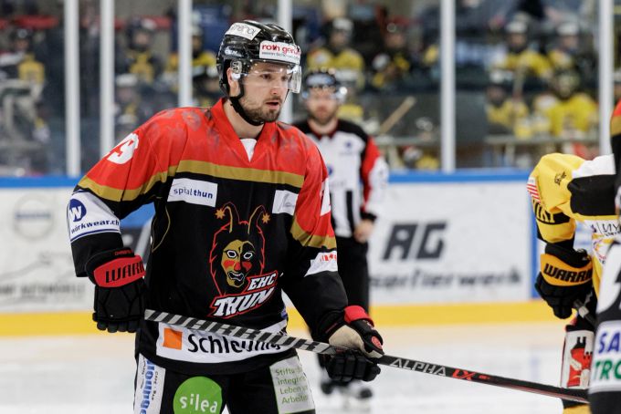 Nicola Christen assistierte Marc Scheuner zum zwischenzeitlichen 4:2 für den EHC Thun. (Archivbild) EHC Thun