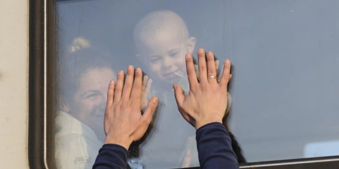 Die Schweiz ist bereit, Kinder aus der Ukraine aufzunehmen, die medizinische Hilfe benötigen. Bevor die Kinder reisen können, müssen Abklärungen getroffen werden. (Themenbild) Schweiz Ukraine