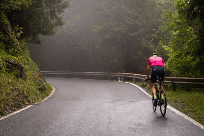 Fast schon etwas mystisch wirkte die Atmosphäre beim Anstieg auf die Sattelegg Monika Sattler auf ihrem Velo