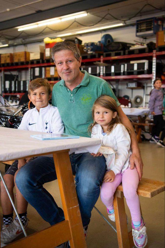 Martin Vetsch aus Jona ist mit seinen Kindern Douglas und Gigi unterwegs.