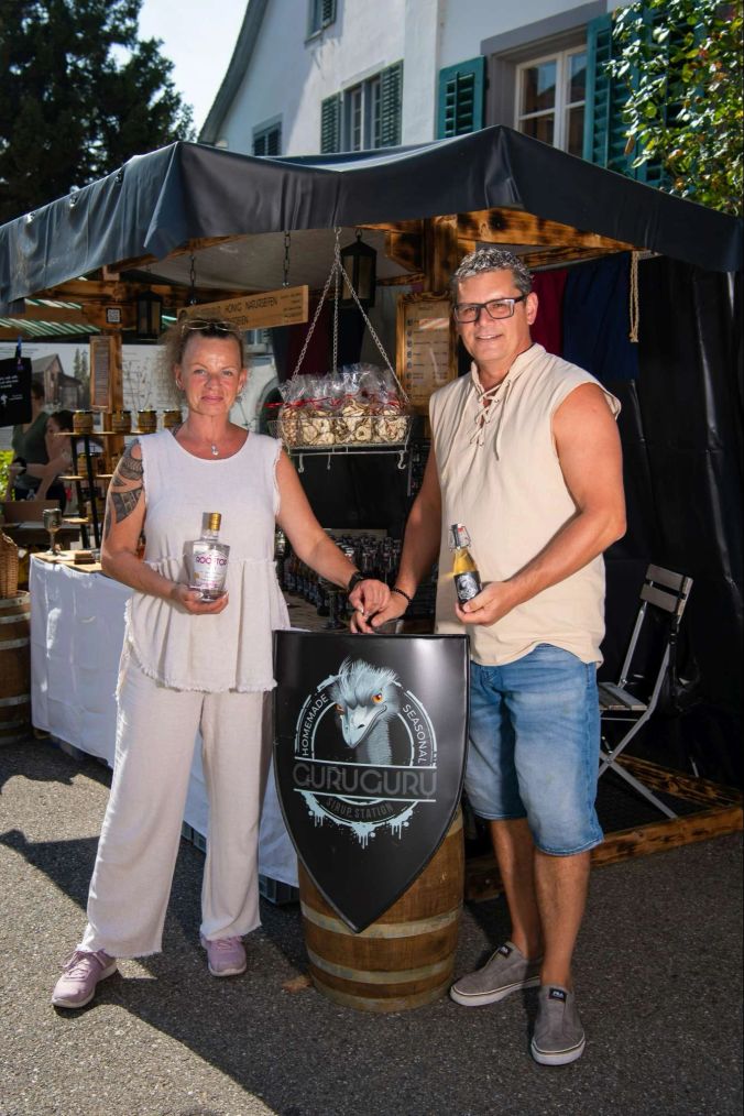 Sandra Isler und Roger Müller aus Oetwil am See präsentieren ihre Waren.