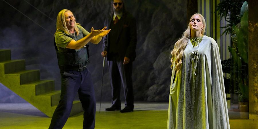 Andreas Schlager (l) als «Siegfried» mit seiner «Brünnhilde», gespielt von Daniela Köhler.