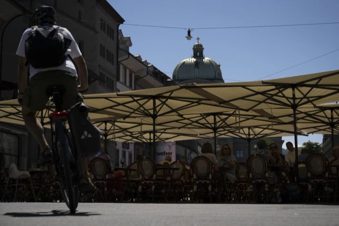 Sonnenschirme auf der Terrasse eines Berner Restaurants. Die Schweiz erwartet eine dritte Hitzewelle. hitze schweiz