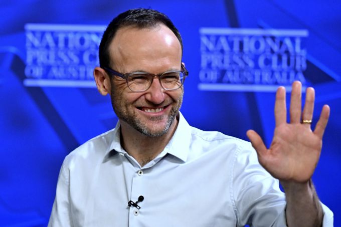 Der Partei-Vorsitzende der australischen Grünen, Adam Bandt, an einer Medienkonferenz. adam bandt