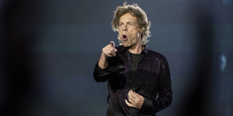 Mit persönlichen Worten hat der britische Musiker Mick Jagger (79) der verstorbenen Queen Elizabeth II. gedacht. «Mein ganzes Leben lang war ihre Hoheit, Königin Elizabeth II., immer da», schrieb der Frontmann der Rolling Stones am Donnerstag auf Twitter. «Ich erinnere mich, dass ich in meiner Kindheit die Höhepunkte ihrer Hochzeit im Fernsehen geschaut habe. Ich erinnere mich an sie als eine schöne junge Frau, bis hin zur sehr geliebten Grossmutter der Nation.»