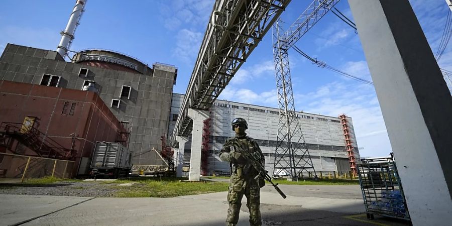 ARCHIV - Auf diesem während einer vom russischen Verteidigungsministerium organisierten Reise aufgenommenen Foto, bewacht ein russischer Soldat einen Bereich des Kernkraftwerks Saporischschja in einem Gebiet unter russischer Militärkontrolle im Südosten der Ukraine. Foto: -/AP/dpa