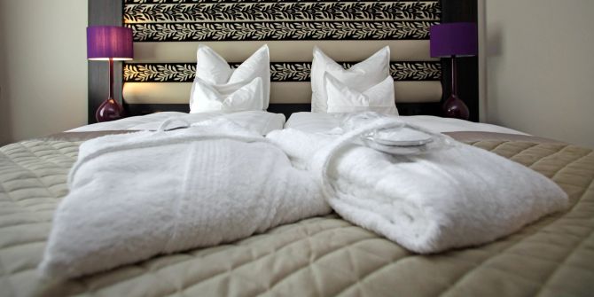 Hotel Zimmer Bademäntel Bett Frottee weiss
