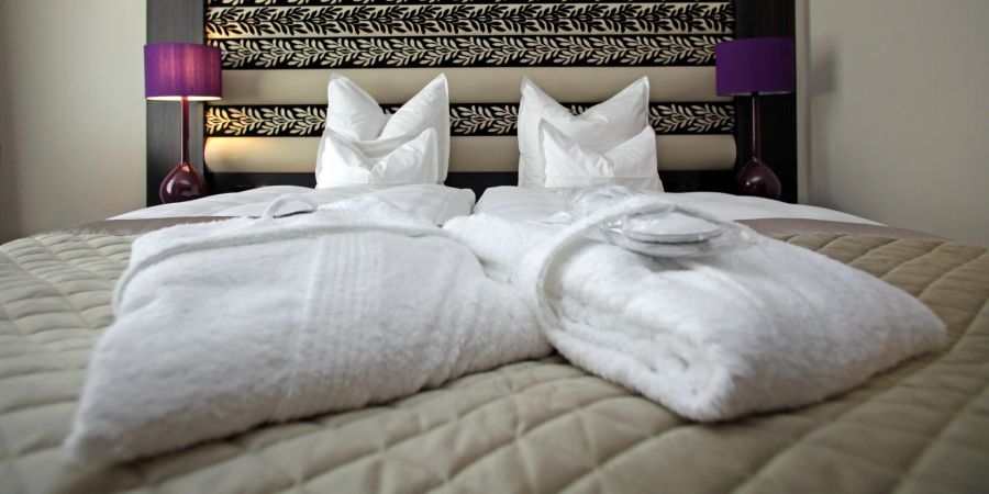 Hotel Zimmer Bademäntel Bett Frottee weiss