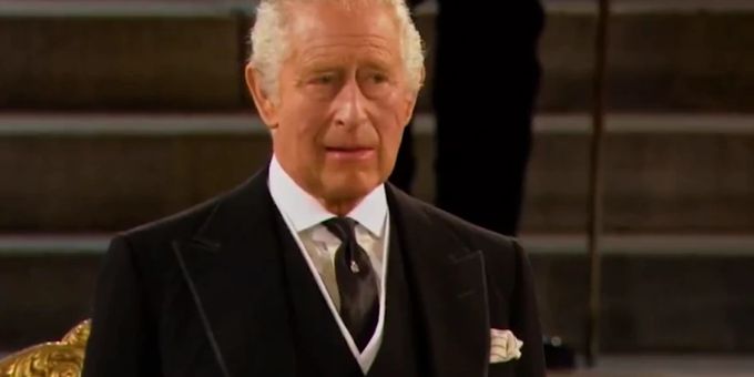 Hier kämpft King Charles mit den Tränen. king charles