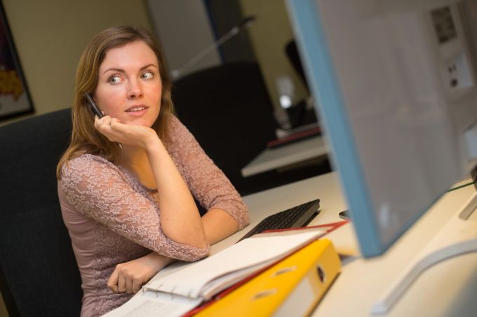 Macht nur Dienst nach Vorschrift wirklich zufriedener? Manchmal ist es ratsam, über eine berufliche Neuausrichtung nachzudenken. Frau Arbeitsplatz Büro Schreibtisch Ordner