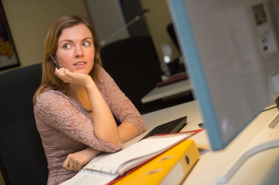 Frau Arbeitsplatz Büro Schreibtisch Ordner