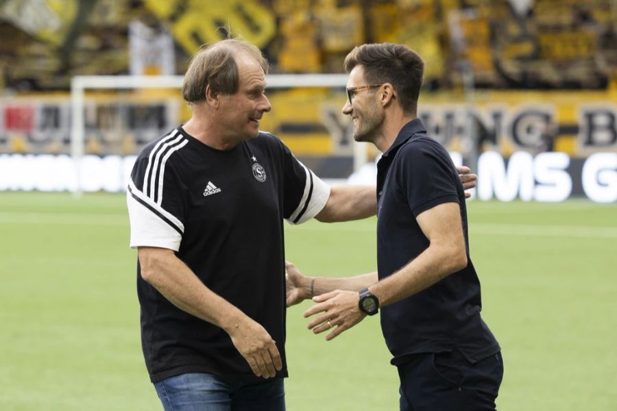 YB-Trainer Raphael Wicky (r.) begrüsst Servette-Coach Alain Geiger.