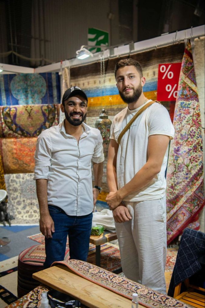 Azhar und Filip von Shirin Fliegenderteppich  an ihrem farbenfrohen Stand.