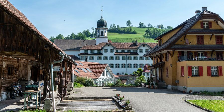 Wallfahrtskirche und Kloster Werthenstein. Vorne der Gasthof Kloster.