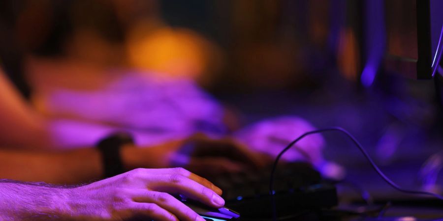 Seit der Corona-Krise spielen vor allem Männer einer neuen Studie zufolge spürbar häufiger mit Handy, Spielekonsole oder Computer.