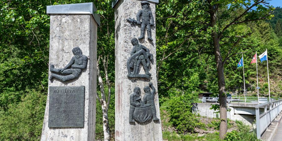 Denkmal für den Wintrueb, einer heldenhaften Sagengestalt der Entlebucher Kriege, bei der Dorfbrücke in Flühli.