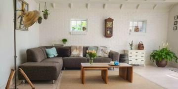 Wohnzimmer mit weissen Wänden