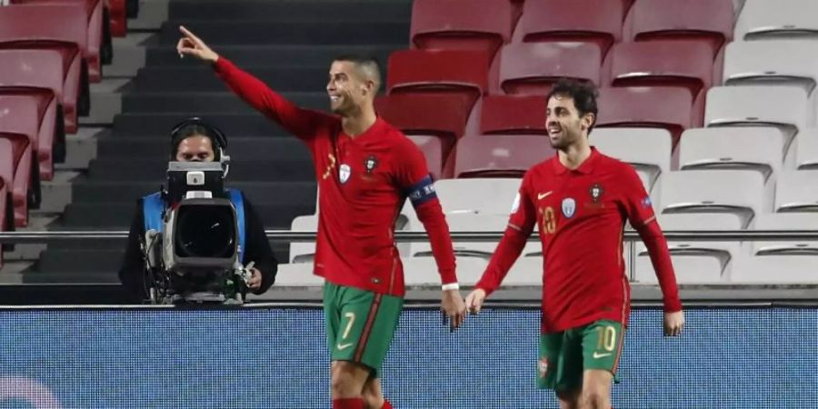 Cristiano Ronaldo (l) traf für Portugal auch gegen Andorra. Foto: Armando Franca/AP/dpa