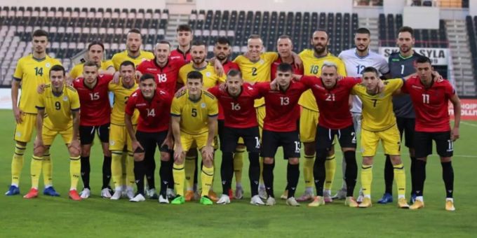 Schöne Szenen - Hier posieren Kosovo und Albanien für gemeinsames Foto