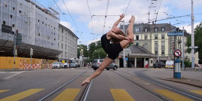 Alina traversiert mit Luftsprung Frau mit Spagatsprung