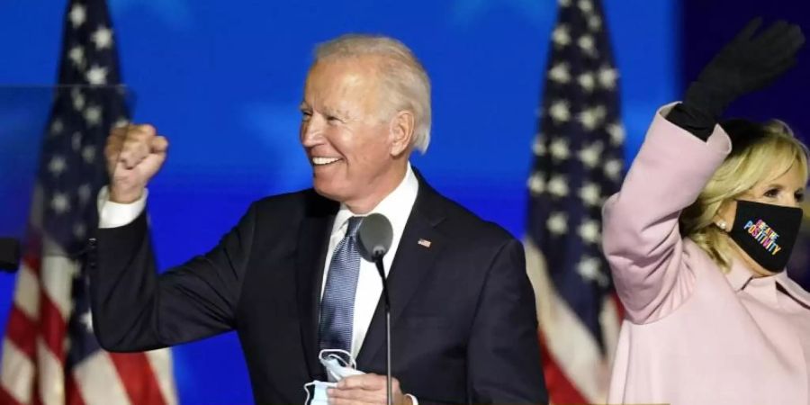 Der demokratische Präsidentschaftskandidat Joe Biden spricht neben seiner Frau Jill Biden zu seinen Anhängern. Foto: Andrew Harnik/AP/dpa