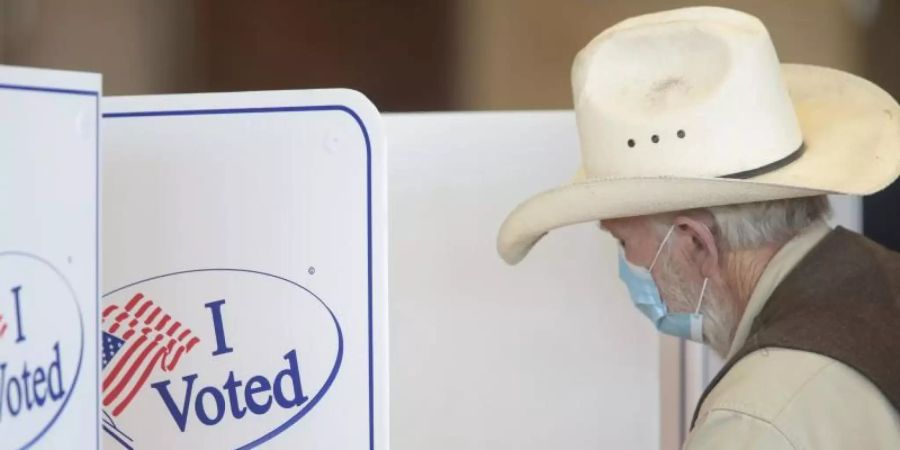 Ein Wähler füllt seinen Stimmzettel in einem Wahllokal in der Hillcrest High School in Idaho Falls aus. Foto: John Roark/The Idaho Post-Register/AP/dpa