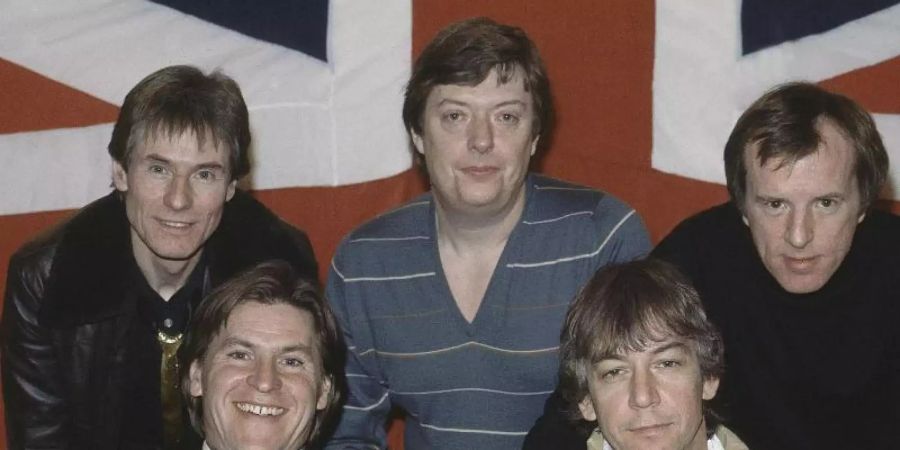 The Animals mit Hilton Valentine (l-r), Chas Chandler, John Steel (vordere Reihe), Alan Price und Eric Burdon 1983 in London. Foto: Joseph Schaber/AP/dpa