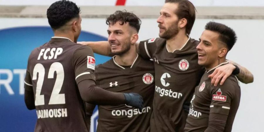 Paulis (l-r) Omar Mamoush , Leart Pacarada, Guido Burgstaller und Rodrigo Zalazar jubeln über das Tor zur 1:0-Führung. Foto: Stefan Puchner/dpa
